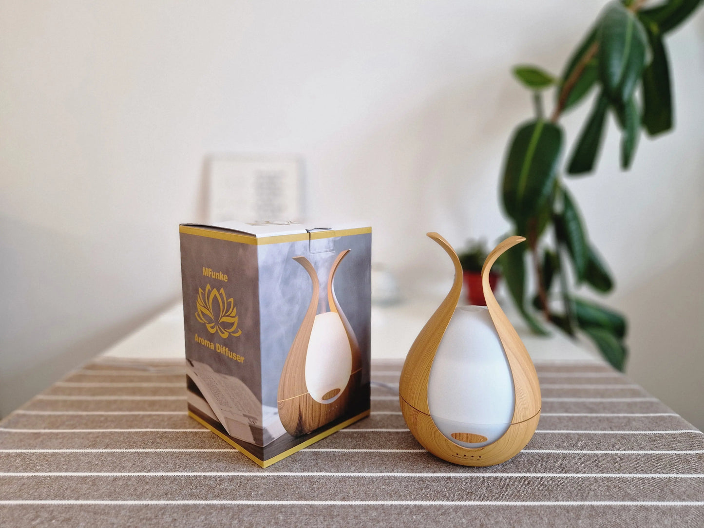 Aroma Diffuser in heller Holzoptik mit LED Licht verschiedene Farben, schöne Verpackung, geeignet zum Verschenken