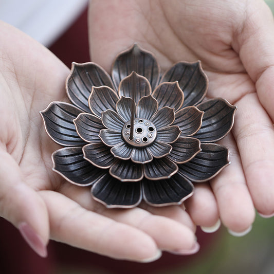 Räucherstäbchenhalter Lotusblüte in einer Hand liegend mit Räucherstäbchen