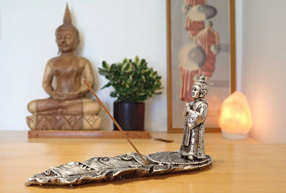 Räucherstäbchenhalter mit Buddhafigur silberfarbig aus Kunstharz