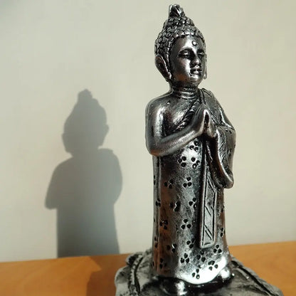 Räucherstäbchenhalter Buddhafigur silberfarbig Nahaufnahme