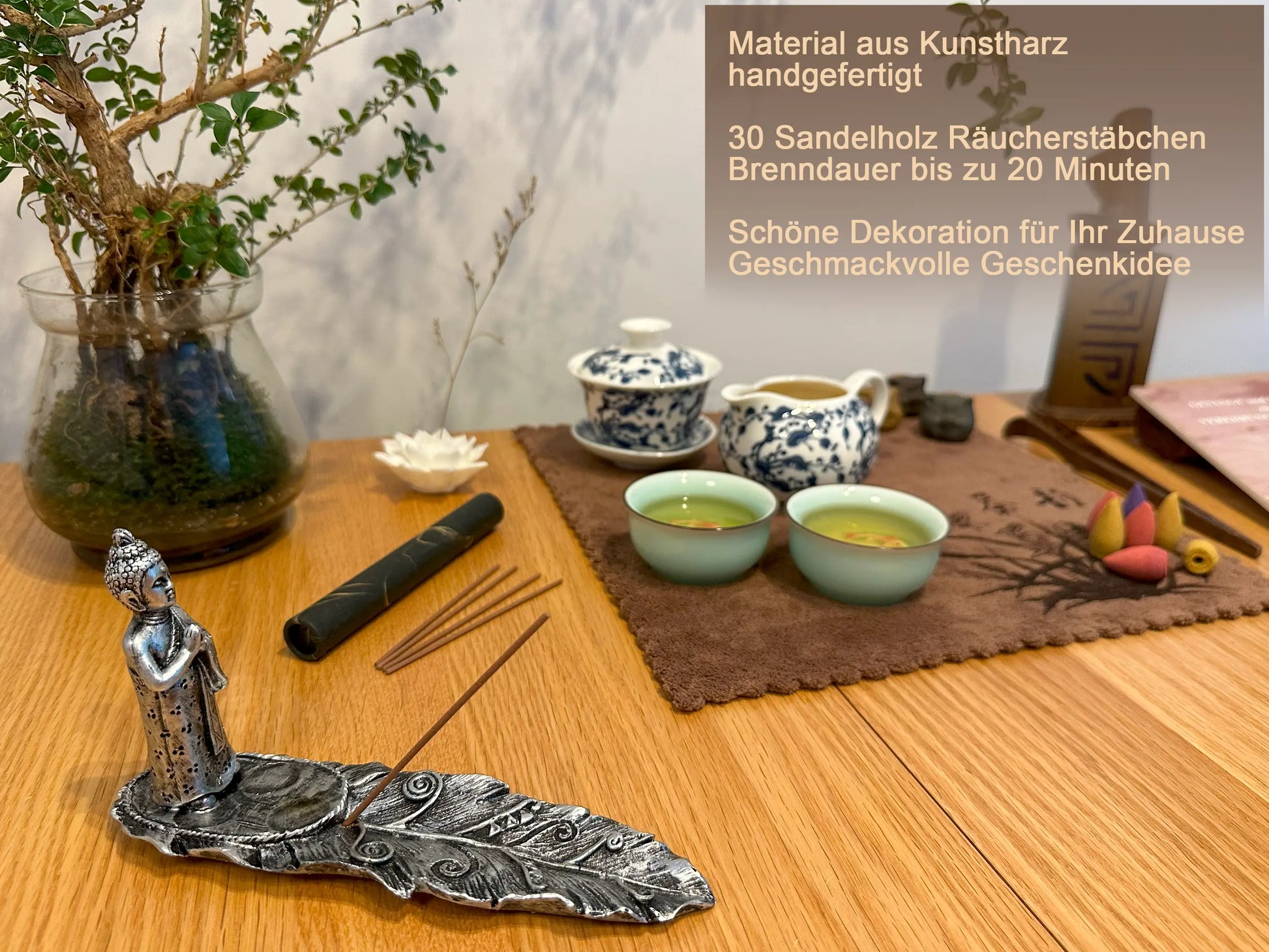 Räucherstäbchenhalter silberfarbiger Buddha stehend und betet, Abbildung mit Hinweis Material Kunstharz, Sandelholzstäbchen, Geschenkidee