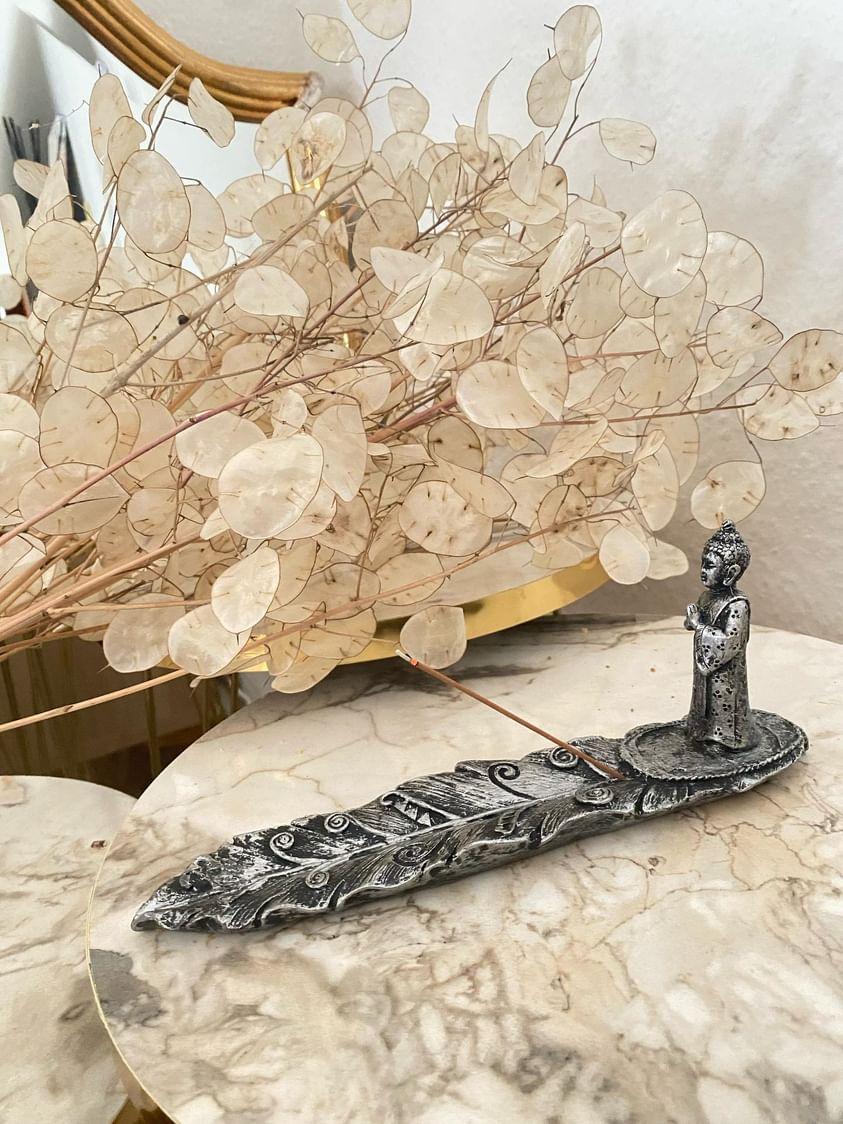 Silberfarbiger Räucherstäbchenhalter mit Buddhafigur aus Kunstharz mit Räucherstäbchen Sandelholz von MFunke